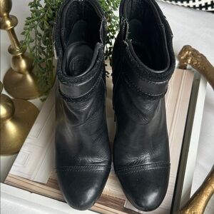 Super sexy and magnificent !!!
Tory Burch Black Leather platform Booties